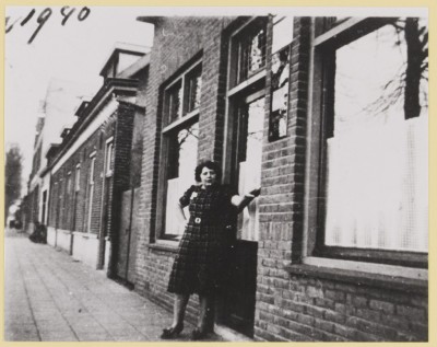 Café De Oude Vos in 1940. Voor de deur staat mogelijk eigenares Bet Vos.