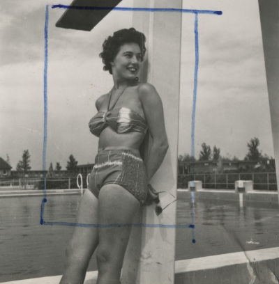 Mannequin leunt tegen paal bij zwembad