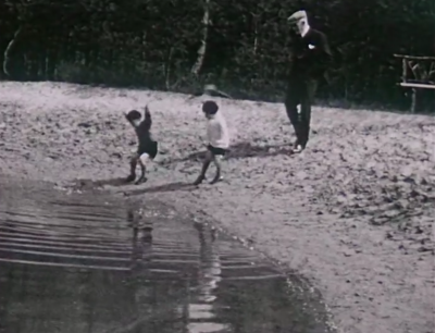 De jongens slaan met stokken op het water