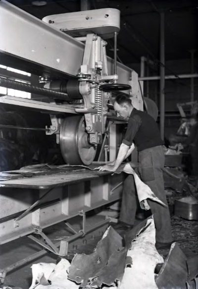 Een onderdeel van het productieproces in het fabriek van de Bata het bedienen van de leerwals door Henk Nouens, 09-04-1940
