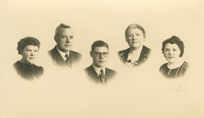 Familiefoto van het echtpaar Van Dijk-Van Gils met de drie kinderen in januari 1941. 