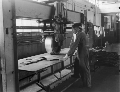 Het produceren van schoenen door de Bata Fabrieken het walsen van de coupons, 1950 - 1960