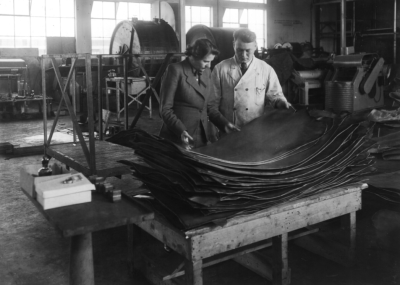 Het produceren van schoenen door de Bata Fabrieken het purtaken, 1950 - 1960