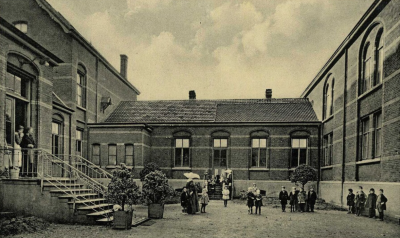 Hotel St. Joseph De Cantine binnenplaats ingang van de school, rechts was een bakkerij en een winkel, 1932