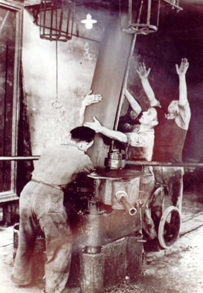 Productieproces van Zink, persen van Retorten in de Retortenfabriek.