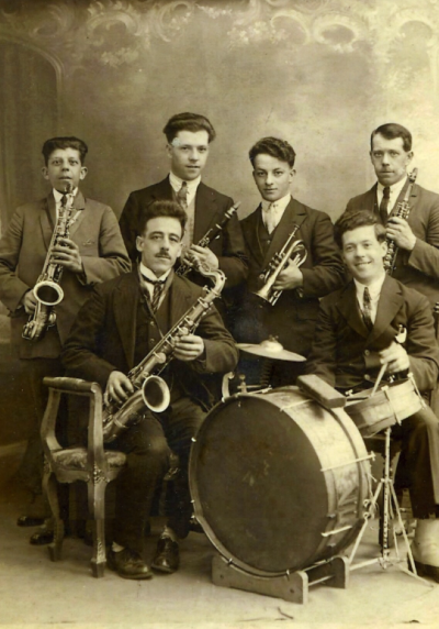 Het Dorpleins orkestje onderdeel van de Harmonie ‘Les Echo’s de Dorplein’ in 1925, Budel-Dorplein.