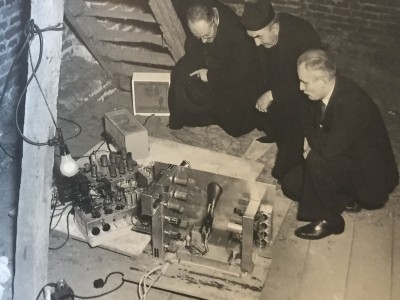 Televisie in de kerktoren, met vicaris Haerkens, pastoor Van Delft en Charles Manders, Sint Anthonis 1948