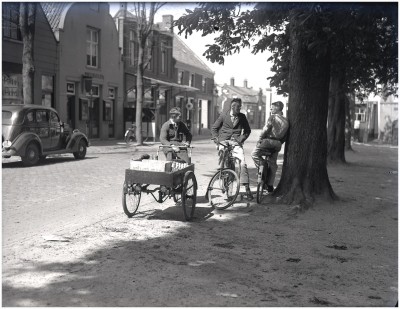 Jongeren op de Markt, met Cees (olie) Smetsers op petroleumkar, Oirschot 1935 (foto: fotograaf onbekend, collectie RHCe nr. 0128090)