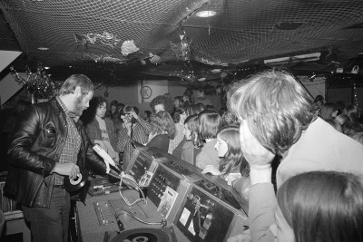 Opening jeugdsoos ‘Keizersgat’, met TROS-dj Hugo van Gelderen, Boekel 1974 (foto: Paul van der Werff, collectie Stadsarchief Oss nr. PWN04197_04)