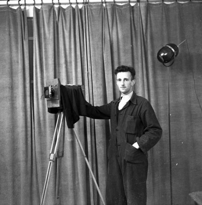 Een fotograaf (foto: M. Hermsen, collectie BHIC nr. 1931-000302)