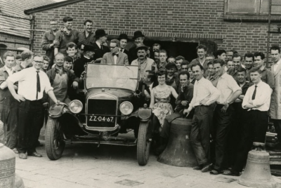 Personeel van de Koninklijke Eijsbouts Klokkengieterij en Fabriek van Torenuurwerken tijdens TV-opname van Dorus Manders 1965