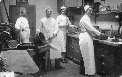 Aan het werk in de oorspronkelijke bakkerij aan de Markt 37, Oudenbosch 1915 (foto: erven Buijs, collectie BHIC nr. 1947-000001)