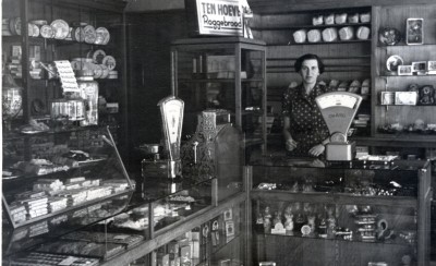 Interieur van de winkel van Buijs aan de Markt 37, Oudenbosch (foto: erven Buijs, collectie BHIC nr. 1947-000010)