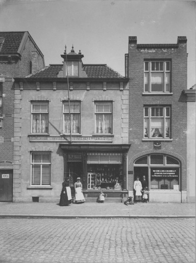 Confiseur-patisier Buijs aan de Markt 37, Oudenbosch (foto: erven Buijs, collectie BHIC nr. 1947-000016)