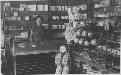 Achter de toonbank bij Buijs aan de Markt, Oudenbosch (foto: erven Buijs, collectie BHIC nr. 1947-000026)