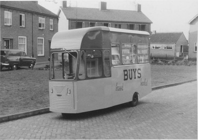 Brood en banket van Buys aan huis met de 'Spijkstaal Electro', Oudenbosch 1961 (foto: erven Buys, collectie BHIC nr. 1947-000068)