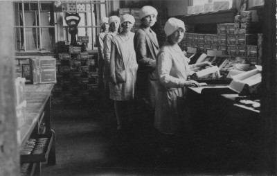 Aan het werk bij bakkerij Buijs, Oudenbosch (foto: erven Buijs, collectie BHIC nr. 1947-000051)