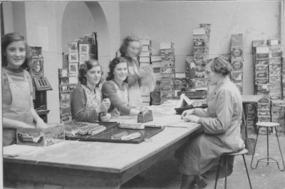 Banket maken in de Buys-fabriek aan de Lollestraat, Oudenbosch (foto: erven Buijs, collectie BHIC nr. 1947-000073)