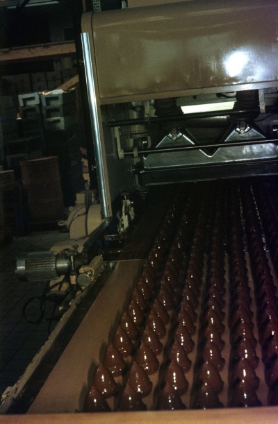De zoenen gaan door de glaceermachine, Oudenbosch 1960 (foto: erven Buijs, collectie BHIC nr. 1947-000225)