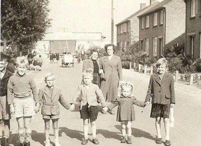 Familie Keijzers in de Kerkstraat, Berghem 1956 (foto: fotograaf onbekend, collectie BHIC nr. DCBER-000004)