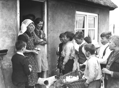 Langs de deuren voor eieren, Helvoirt 1938 (foto: Fotopersbureau Het Zuiden, collectie BHIC nr. 1631-000783)