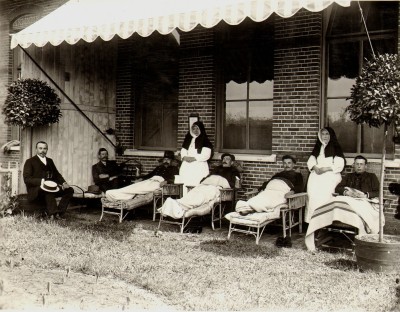 Mannen op de TB-afdeling met zusters als verzorgsters, Sint-Oedenrode (foto: collectie Jo van der Kaaij, BHIC nr. DCKAAIJ-000100)  