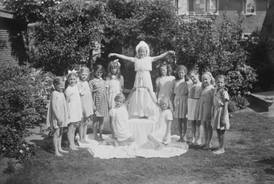Operette Visite aan 't Poppenhuis ten bate van H.A.R.K., Vught 12 mei 1945 (foto: Fotopersbureau Het Zuiden, collectie BHIC nr. 1634-006643)