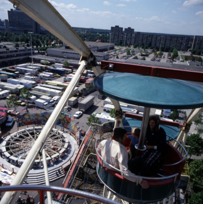 Panorama kermis gezien vanuit het reuzenrad richting Genovevalaan, Winkelcentrum Woensel, 1975 - 1983