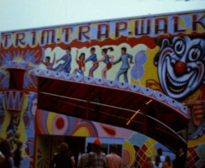 De 'TrimTrapWalk' op de kermis van Nistelrode, ca. 1970 (filmstill uit een familiefilm van de familie Van Oosterhout, heemkundekring Nistelvorst / collectie BHIC nr. OOS-06)