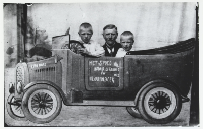 Twee jongens en een man in een auto