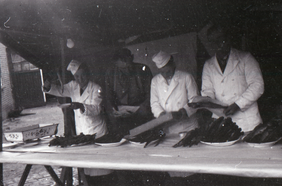Visverkoop familie Nouwen op de kermis in Budel, 1965.