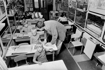 J. Engbers trekt al twaalf jaar met zijn rijdende kermisschool door Nederland, zoals hier naar de voorjaarskermis in Roosendaal.