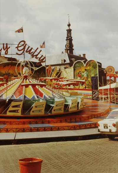 Attractie 'Hully Gully op de Bossche kermis, 's-Hertogenbosch 1972 (foto: J.A.M. Roelands, collectie Erfgoed 's-Hertogenbosch nr. 0040191)