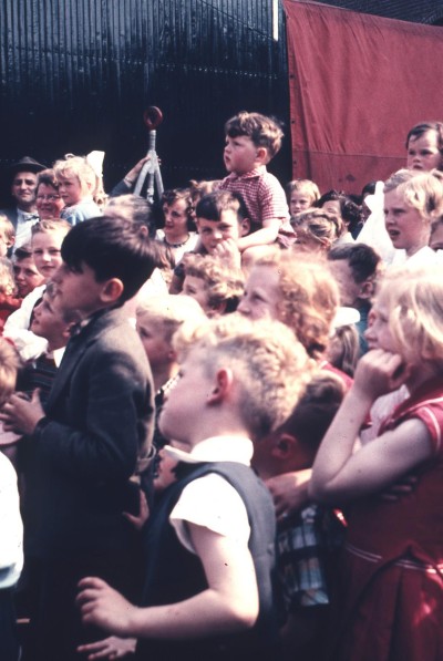 Poppenkast op de kermis, Den Dungen jaren 50 (foto: kapelaan Van Hooff / Parochie St. Michael, collectie BHIC nr. 1775-000432-082)