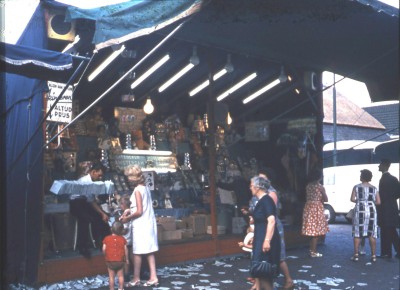 'Kinderen altijd prijs' bij de kermis op de Bosscheweg, Den Dungen jaren 50 (foto: pastoor W. Cox, collectie BHIC nr. 1775-000431-025)