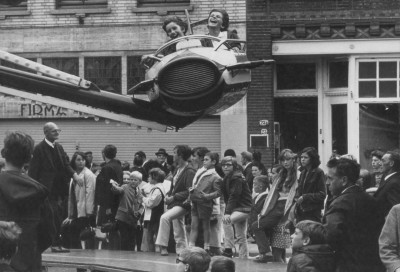 De zweefmolen op de kermis, Roosendaal 1967 (foto: Jan Sturm, collectie West-Brabants Archief nr. K12606)