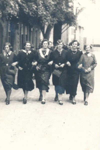 Op weg naar de kermis, Bakel (foto: collectie L. van de Kerkhof, collectie Erfgoed Gemert-Bakel nr. LVK_2632)
