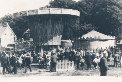 De zweefmolen op de kermis, Bakel (foto: collectie L. van de Kerkhof, collectie Erfgoed Gemert-Bakel nr. LVK_3925)