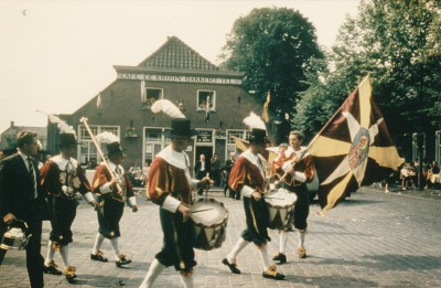 Het St. Willibrordusgilde tijdens de kermis in Bakel (foto: collectie L. van de Kerkhof, collectie Erfgoed Gemert-Bakel nr. LVK_2117)