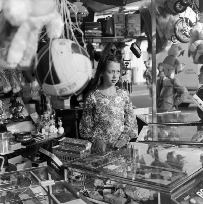 Meisje in een speelkraam, Tilburg 1973 (foto: Frans van Aarle, collectie Regionaal Archief Tilburg nr. 1237015020006)