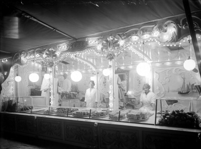 Oliebollenkraam F. Gersen met kermis, 's-Hertogenbosch 1935 (foto: fotograaf onbekend, collectie Erfgoed 's-Hertogenbosch nr. 0025681