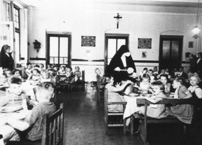 Eetzaal van de voorschoolklas, Sint-Michielsgestel 1951 (foto: Erfgoedcentrum Nederlands Kloosterleven, archief Dochters van Maria en Joseph (AR-Z032), inv.nrs 833 en 890)
