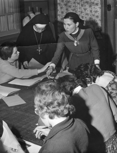 Horende en dove zusters werken samen, zr. Ma. Francisca en zr. Veronie, Sint-Michielsgestel 1955-1956 (foto: Erfgoedcentrum Nederlands Kloosterleven, archief Dochters van Maria en Joseph (AR-Z032), inv.nrs 833 en 890)