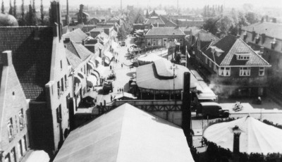 Kermis op de Markt en het Raadhuisplein, gezien vanuit het raadhuis, Waalwijk 1952 (foto: Streekarchief Langstraat Heusden Altena nr. WAA30276)   