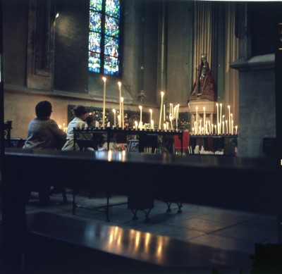 Kaarsje branden in de Mariakapel, 's-Hertogenbosch 1967 (foto: J. Schellinx, collectie BHIC nr. 1958-B-001510)