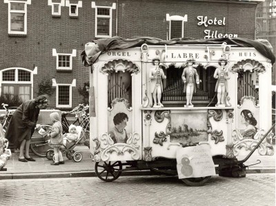 Draaiorgel op de Markt, Veghel ca. 1965 (foto: Harry van Liempd, collectie BHIC nr. BCV3353)
