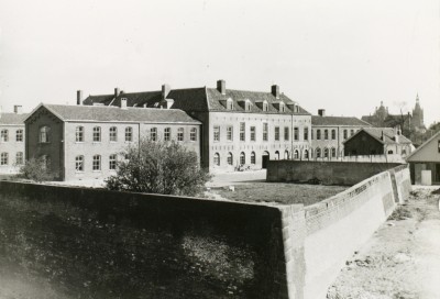 De Citadel met kazerne gezien vanaf de Diezebrug, 's-Hertogenbosch 1948 (foto: Fotopersbureau Het Zuiden, collectie Erfgoed 's-Hertogenbosch nr. 0041955)