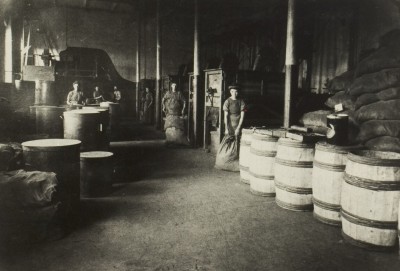Personeel van de Cacaofabriek de Helm