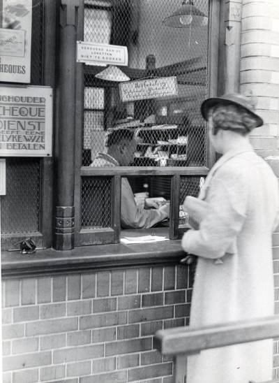 Loket in het Post Telegraaf en Telefoonkantoor aan de Telegraafstraat , Tilburg 1936 (foto: Frater Victorius van Gisbergen, collectie Regionaal Archief Tilburg nr. 603431)
