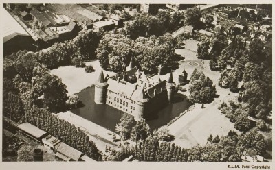 Luchtfoto van Kasteel Helmond in 1934 
